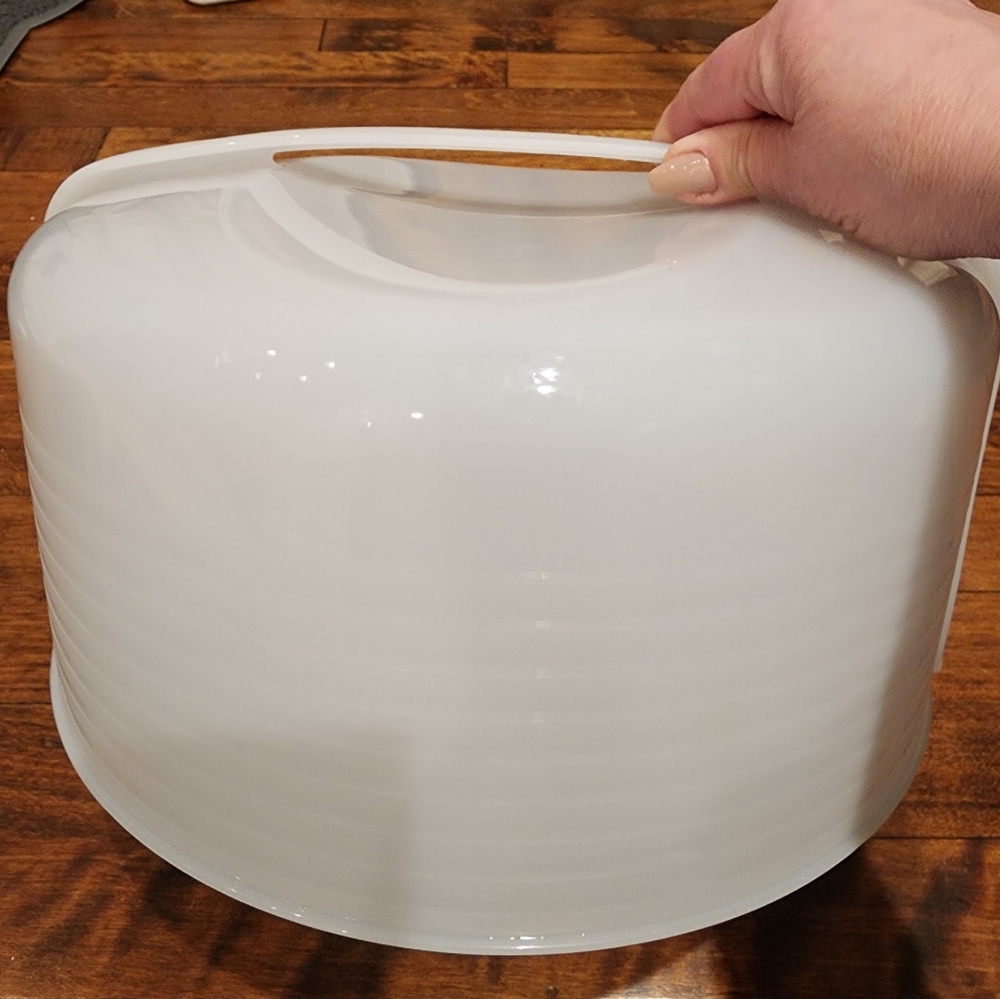 Tupperware Round Cake Taker/Carrier - - Picture 6 of 7